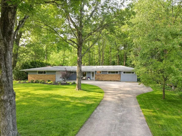 932 Bell Rd, Chagrin Falls, OH 44022