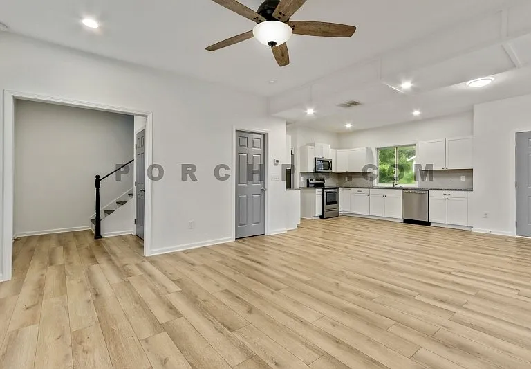 105 W Callahan St — Photo 5
