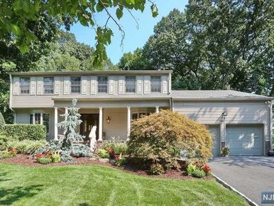 852 Van Antwerp Pl, Oradell, NJ, 07649