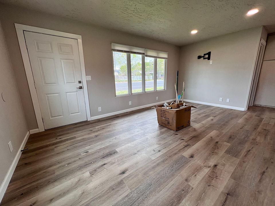 1st image of 405 SE Dunham St #405