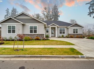 1868 John Day Dr, Eugene, OR 97408