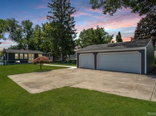 8395 Cooley Beach Dr, White Lake, MI 48386