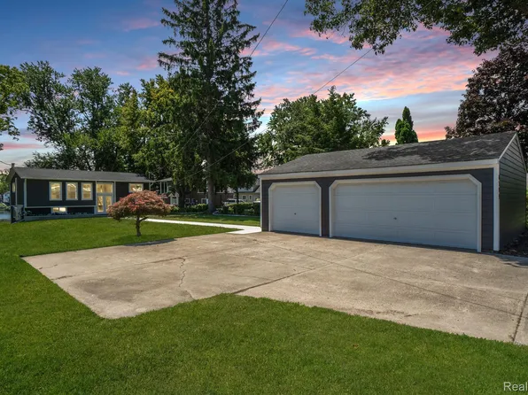 8395 Cooley Beach Dr, White Lake, MI 48386