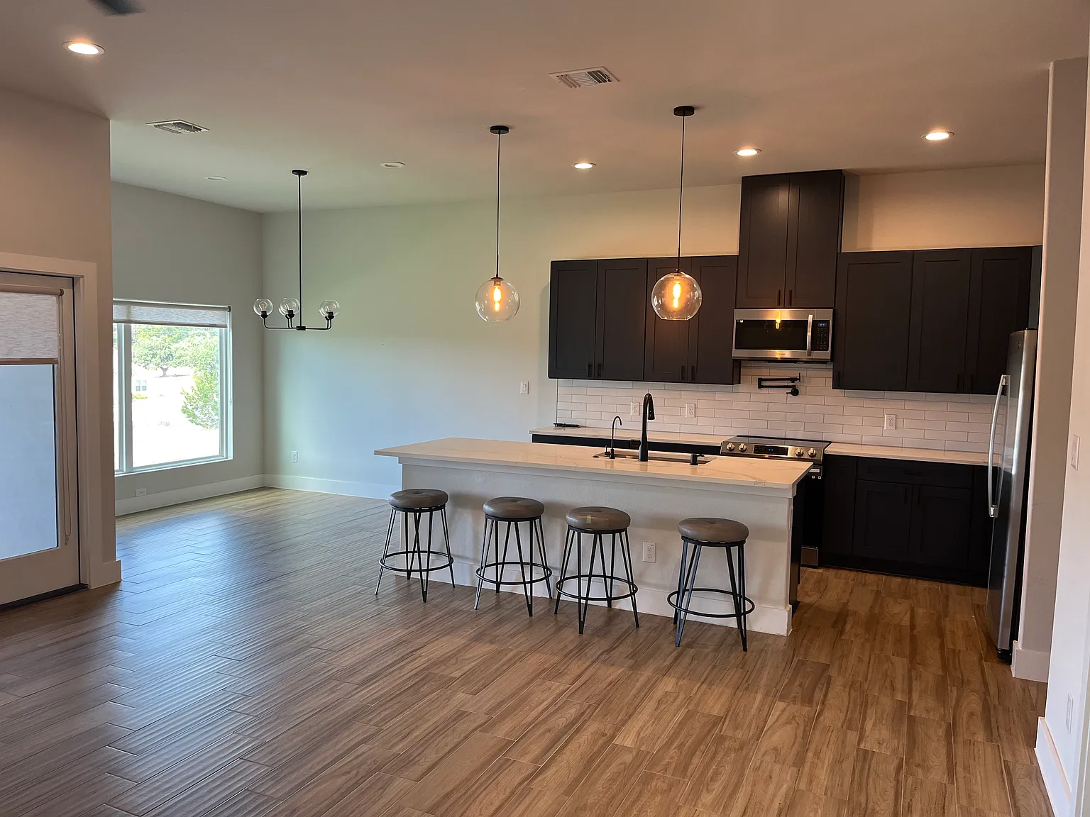 3 bed, 1800 sqft, $2,500 — Photo 2