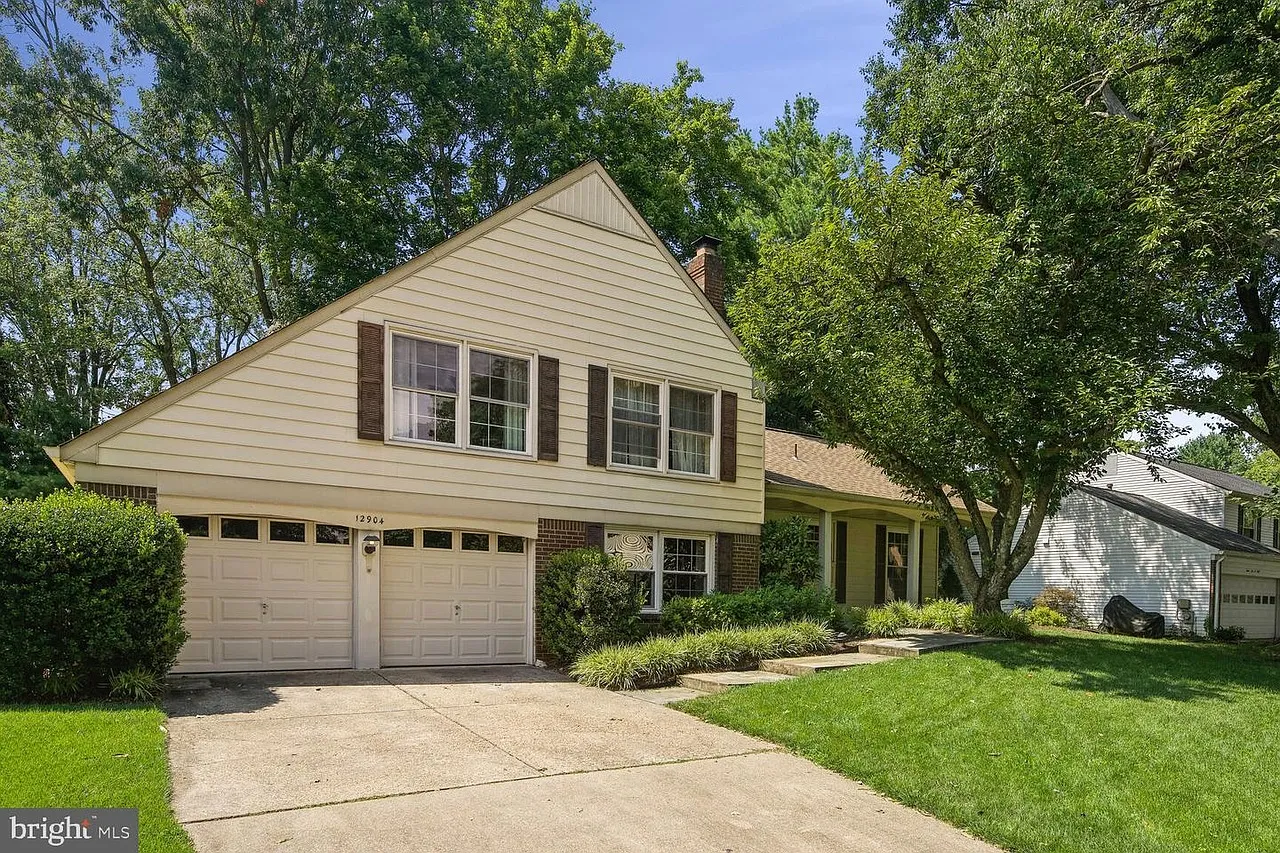 5 bed, 2.5 bath, 2472 sqft, $4,400 — Photo 2