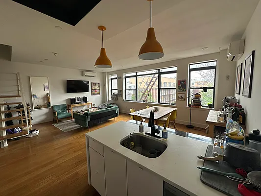 Rented by Space Link Realty | media 2