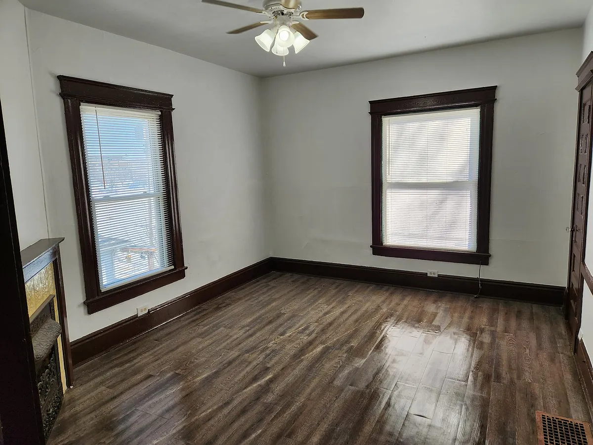 Building Photo - 307 W Chestnut St #C
