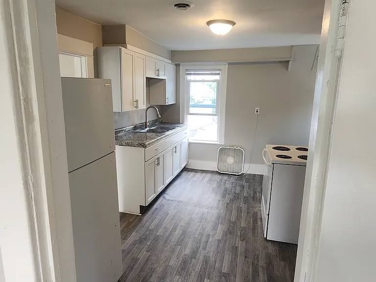 911 E 2nd St #3 — Photo 6