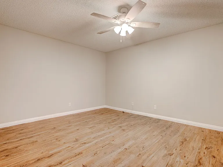 2204 Plaza Del Robles — Photo 7