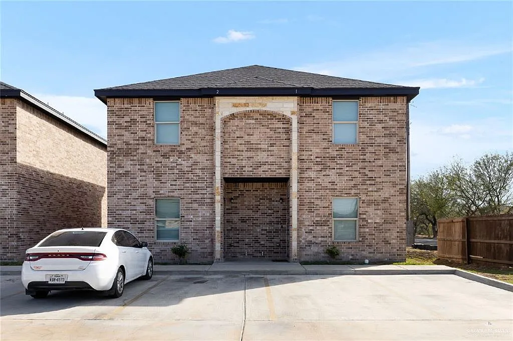 2 bed, 2.0 bath, 1050 sqft, $1,075 — Photo 1