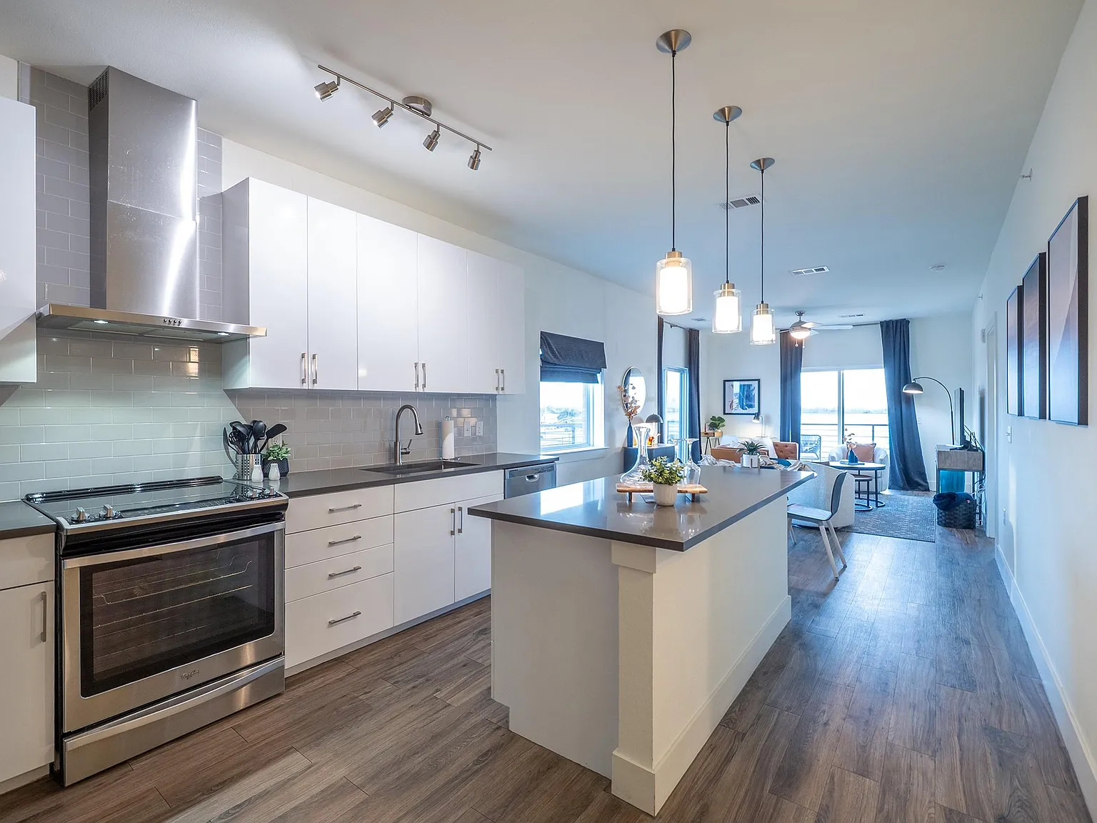 1 bed, 1.0 bath, 850 sqft, $2,500 — Photo 3