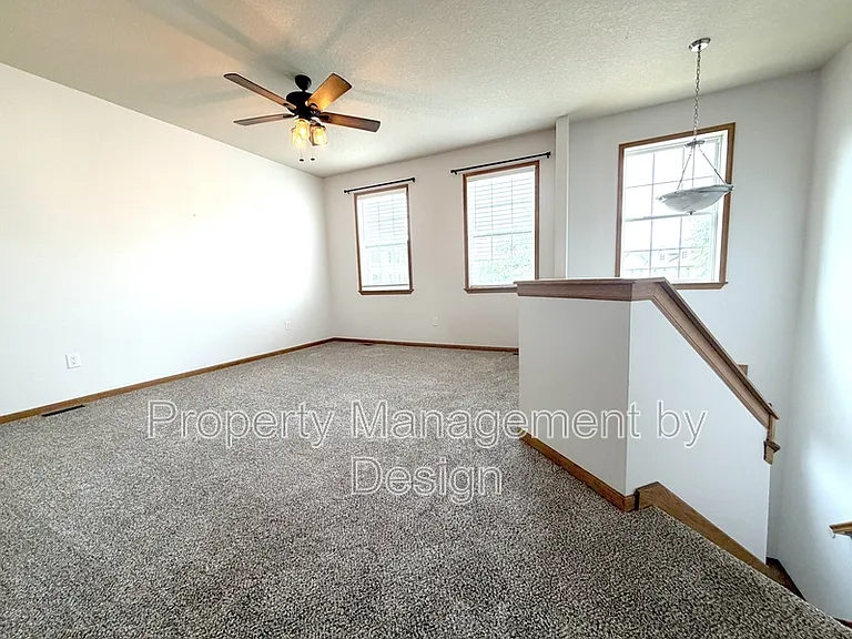 1005 NE Kamies Ln — Photo 2