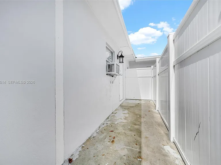 1041 NE 9th Ave #A1 — Photo 9