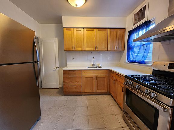 5th image of 7351 Utopia Pkwy