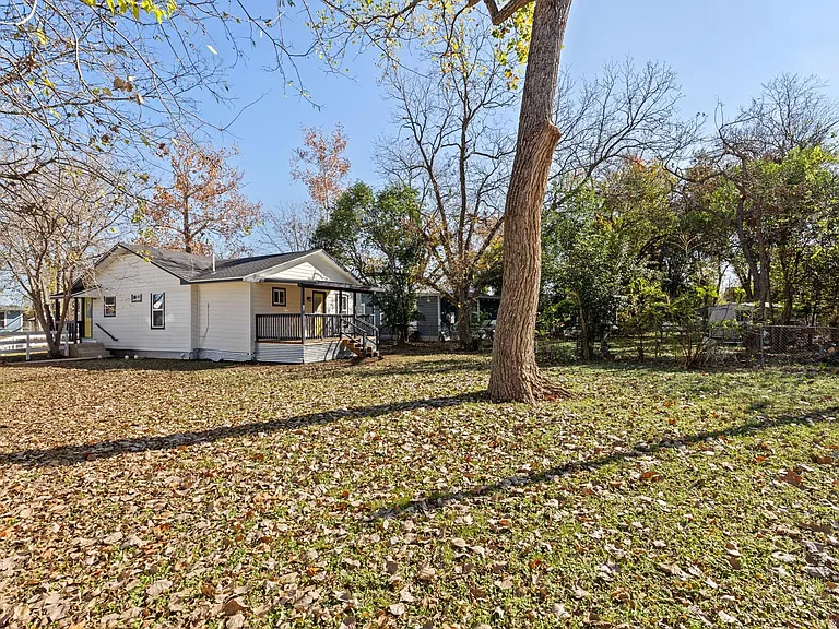 105 Riverside Dr — Photo 10
