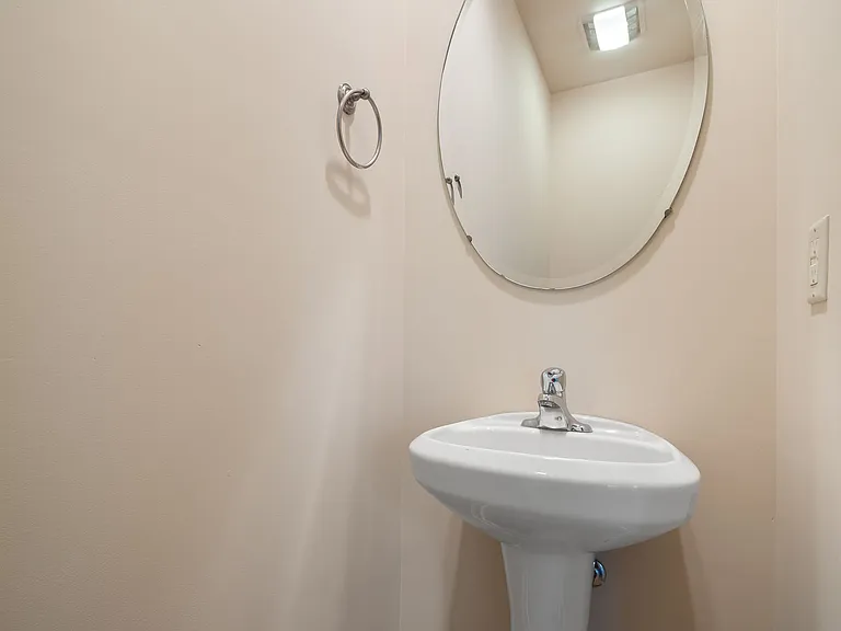 8 Trafalgar Cir — Photo 11
