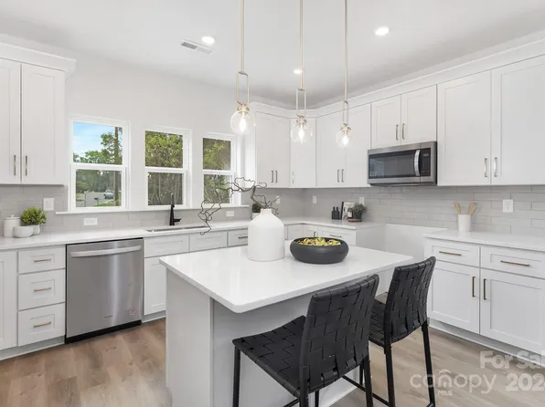 2605 Dr Carver Rd, Charlotte, NC 28208