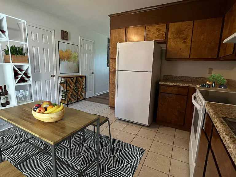 Country Club Apartments — Photo 10