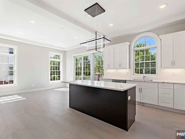 118 Rio Vista Ln, Northvale, NJ 07647