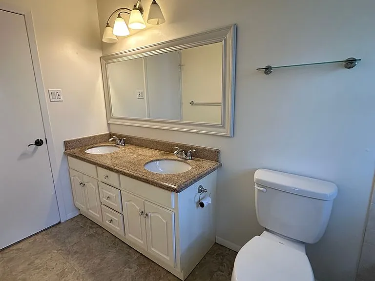 26 Newport Ln — Photo 12
