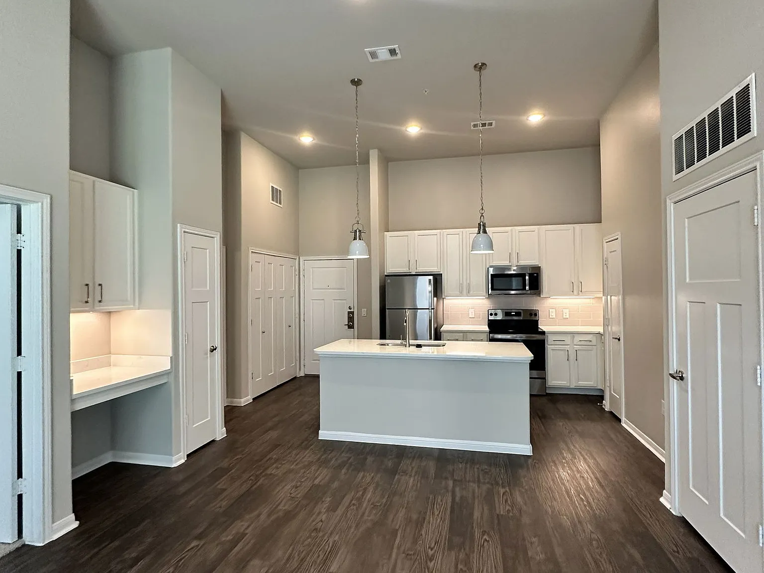 1 bed, 1.0 bath, 995 sqft, $1,485 — Photo 2