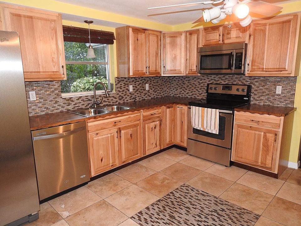 Kitchen w/ oak cabinets