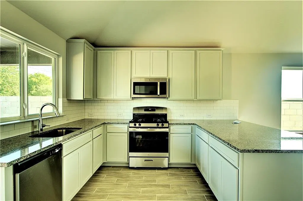 3 bed, 2.0 bath, 1533 sqft, $2,045 — Photo 3