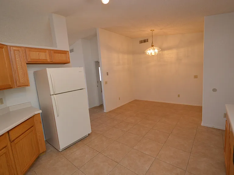 7930 S Danforth Ave — Photo 4