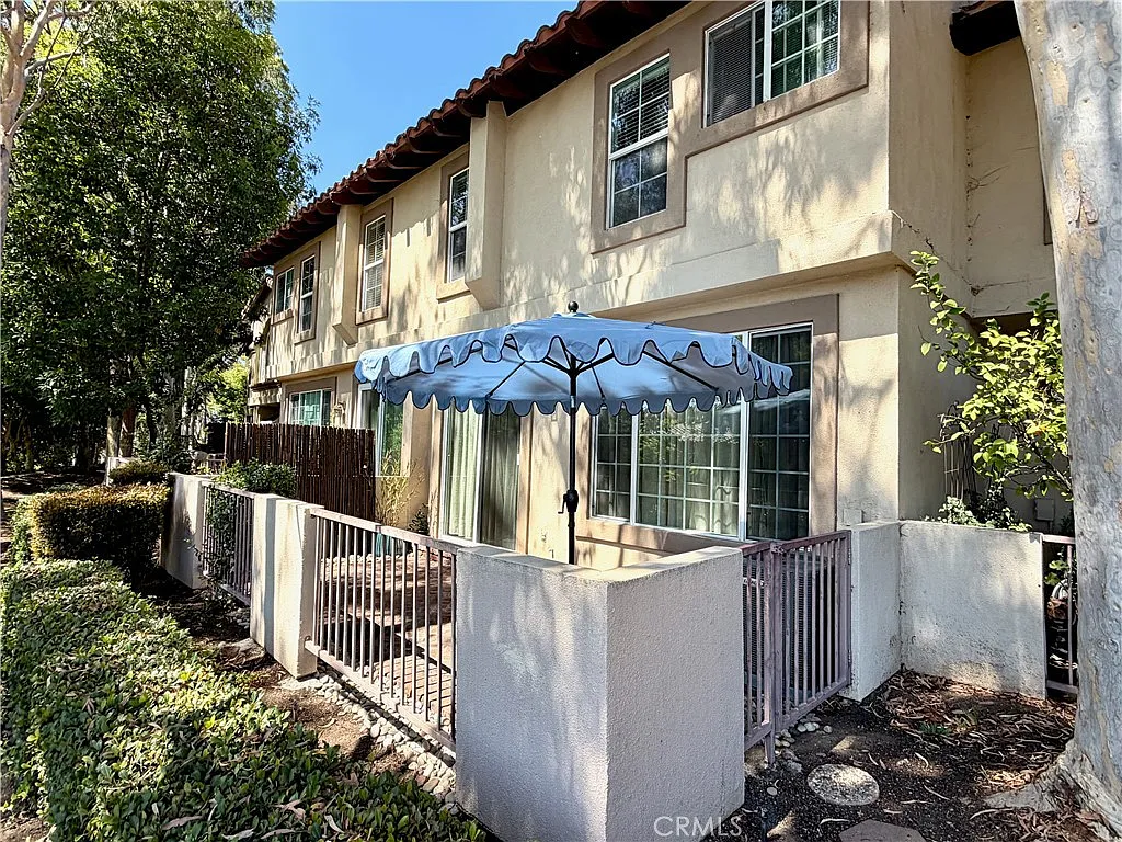 2 bed, 2.5 bath, 1091 sqft, $3,400 — Photo 2