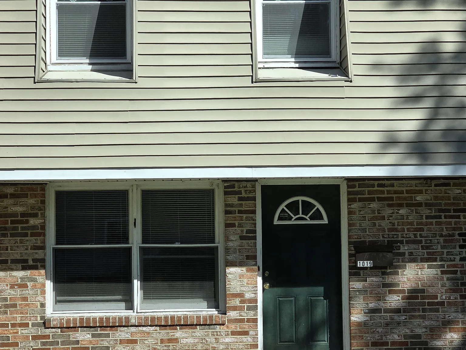 3 bed, 1.0 bath, 1054 sqft, $1,200 — Photo 1