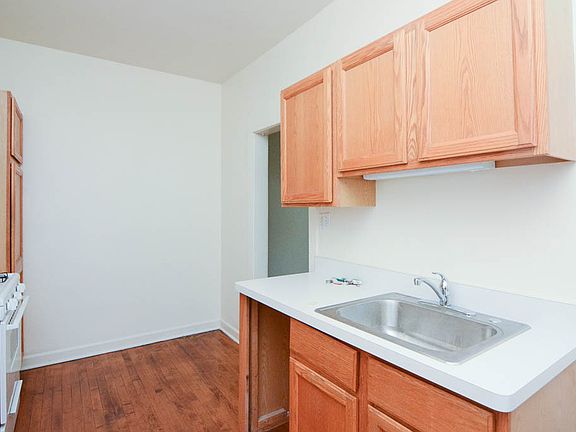 5th image of 3510 N Wolcott Ave #2