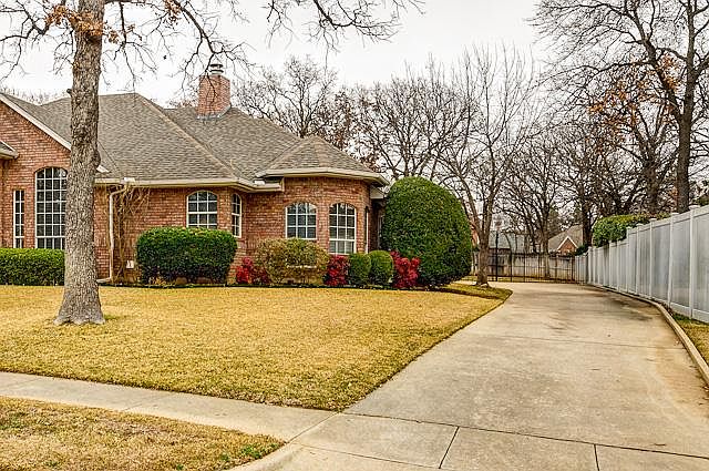 2nd image of 1527 Highland Oaks Dr