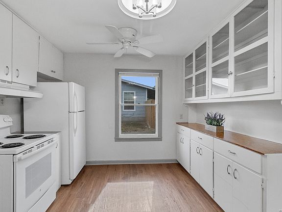 3rd image of 1411 E Corpus Christi St