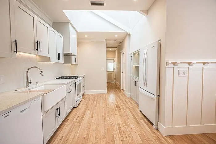 2009 1/2 N Bronson Ave — Photo 10