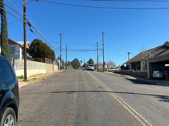 5th image of 1100 E Maple St