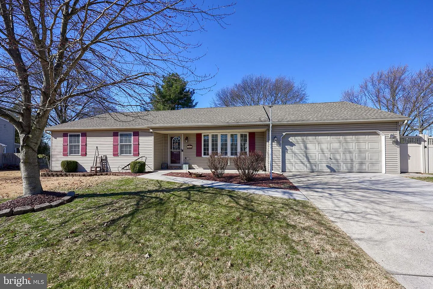 2552 Manor Rd photo 1