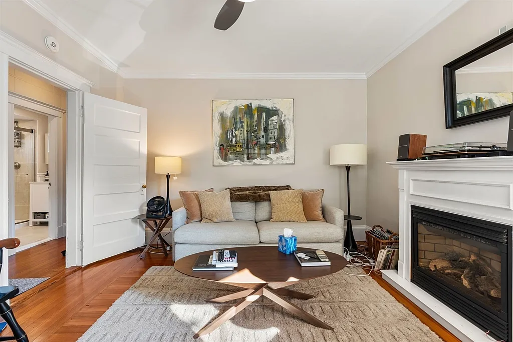 2 bed, 1.0 bath, 884 sqft, $3,285 — Photo 2