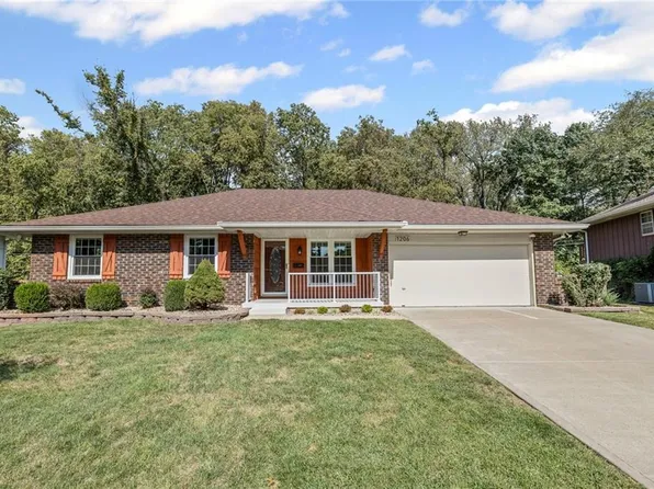 1206 Queens Pl, Kansas City, MO 64131