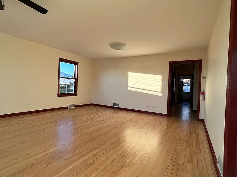 403-405 1/2 W Granite St — Photo 5