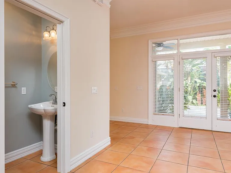 1607 Deleon St — Photo 7