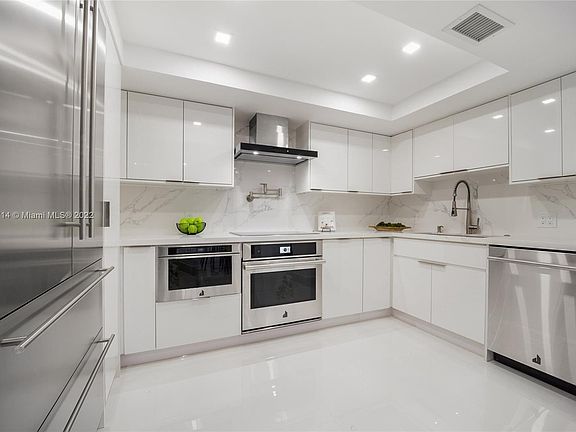 3rd image of 2843 S Bayshore Dr APT 5B