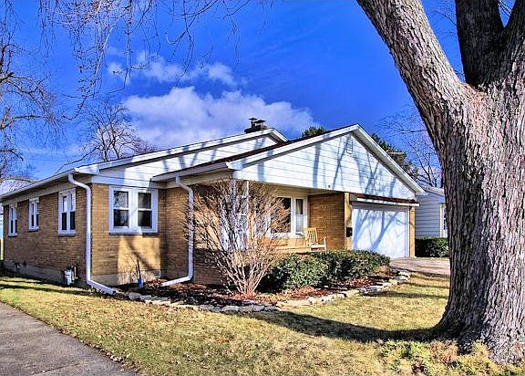 2nd image of 807 Lakewood Pl