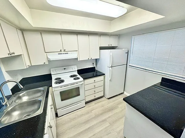 Devon Manor Apartments — Photo 32