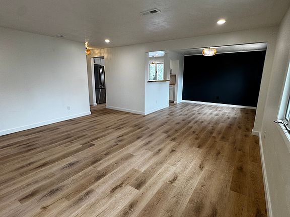 5th image of 210 Bannard Ave #2