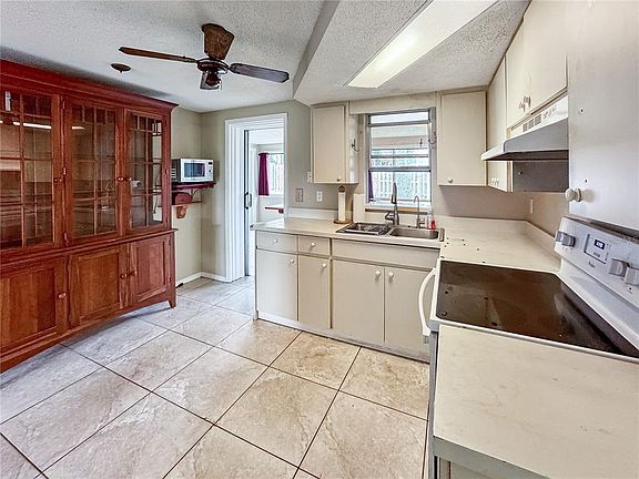 3rd image of 934 Fundy Rd