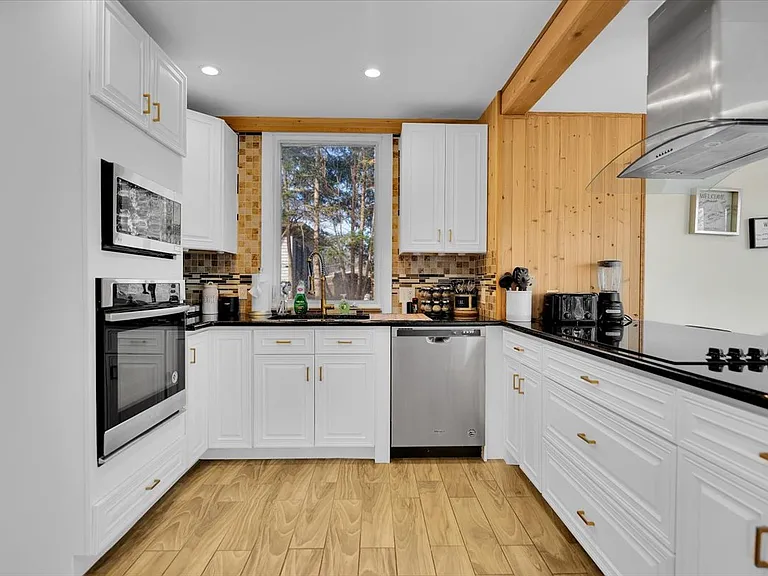 49 N Lake Ave — Photo 15