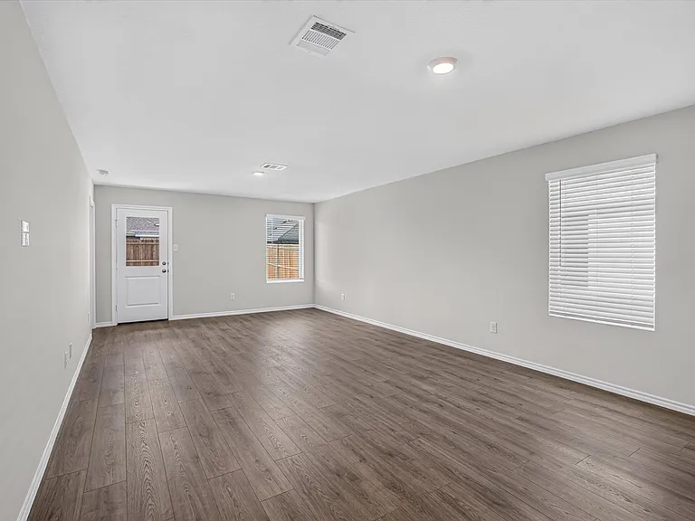 1121 Southfield Dr — Photo 2