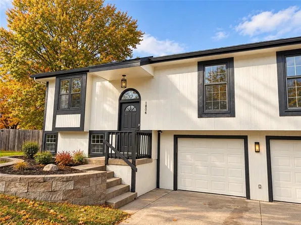 1804 NE Patterson Dr, Lees Summit, MO 64086