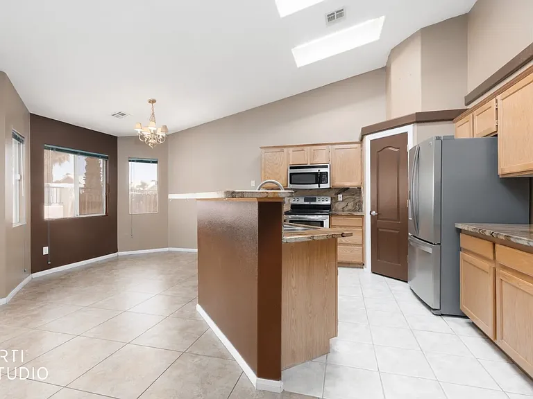 553 Emperor Ln — Photo 12