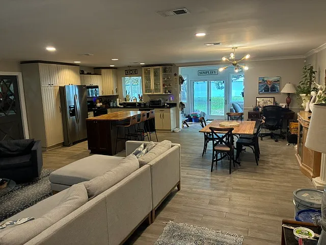 4 bed, 2.5 bath, 2193 sqft, $3,995 — Photo 3